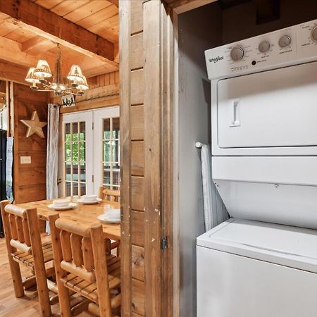 גטלינבורג A Charming Cabin, Pool, Firepit, Hot Tub-Jacuzzi מראה חיצוני תמונה