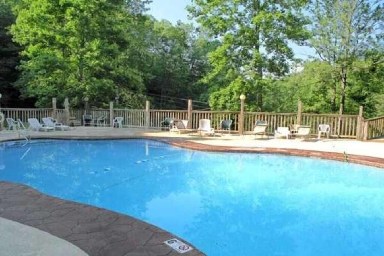 גטלינבורג A Charming Cabin, Pool, Firepit, Hot Tub-Jacuzzi מראה חיצוני תמונה