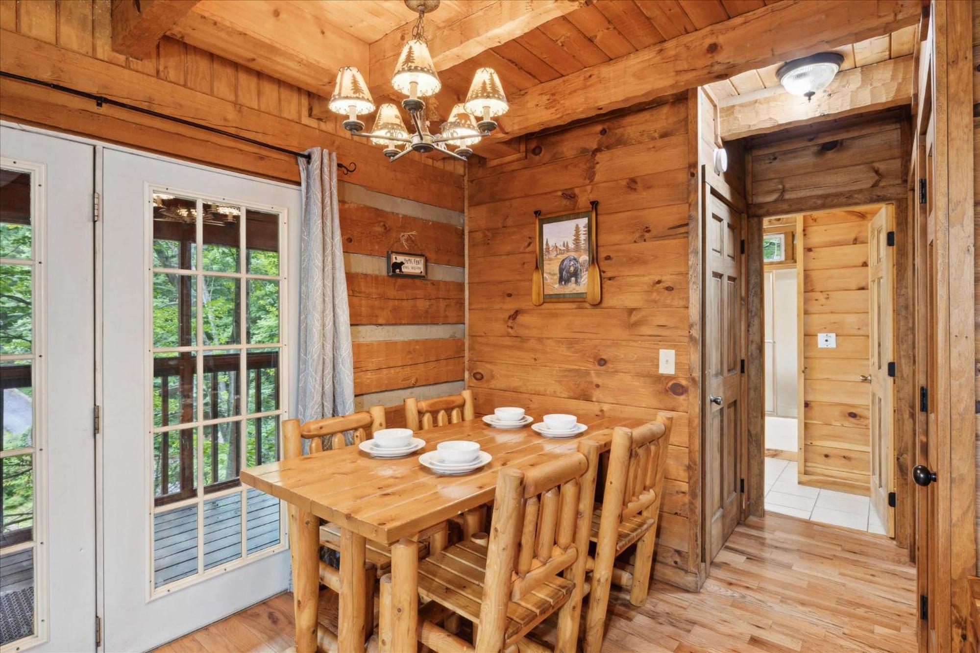גטלינבורג A Charming Cabin, Pool, Firepit, Hot Tub-Jacuzzi מראה חיצוני תמונה